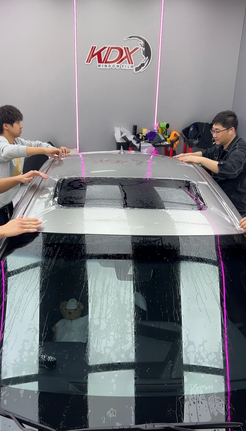 资深贴膜技师施工现场